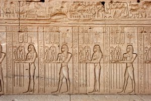 Egyptský starověk: obětiny a pocty předložené bohyni, chrám Hathor, Denderah, Egypt - Egyptská civilizace: oběti a pocty přinesené bohyni - Postavy vytesané na stěně chrámu Hathor (nebo chrámu Tentyra) v Denderah, od Egyptian Ptolemaic Period