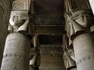 Egyptský starověk: částečný pohled na hypostylovou místnost se sloupy zdobenými vyobrazením bohyně Hathor. Chrám Hathor, Dendera, Egypt od Egyptian Ptolemaic Period