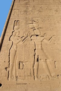 Egyptský starověk: reliéf ze zadní stěny chrámu zasvěcený bohyni Hathor představující Kleopatru a Cesariona. Denderah, Egypt od Egyptian Ptolemaic Period