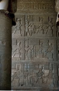 Egyptský starověk: reliéfy uvnitř hypostylové místnosti chrámu zasvěceného Hathoře, Dendera, Egypt od Egyptian Ptolemaic Period