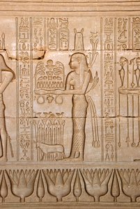 Egyptský starověk: zobrazení ženy přinášející obětiny bohyni, chrám Hathor, Denderah, Egypt - egyptská civilizace: žena přinášející obětiny bohyni Hathor - postava vytesaná na stěně chrámu Hathor (nebo chrámu Tentyry) i od Egyptian Ptolemaic Period