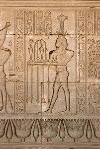 Egyptský starověk: zobrazení boha Nilu, Hapy a hieroglyfů, chrám Hathor, Denderah, Egypt - egyptská civilizace: bůh Nilu Hapy a hieroglyfy vytesané na stěně chrámu Hathor (neboli chrámu Tentyry) v Denderah, od Egyptian Ptolemaic Period