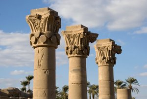 Egyptský starověk: pohled na sloupy kiosku před vchodem do chrámu zasvěceného bohyni Hathor. 81-117 našeho letopočtu. Dendera, Egypt od Egyptian Ptolemaic Period