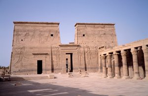 Egyptský starověk: pohled na vchod do chrámu Edfu (Edfu) zasvěceného božskému Horovi a postaveného v letech 237 až 57 před naším letopočtem. Egypt od Egyptian Ptolemaic Period