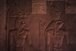 Reliéf zobrazující Ptolemaia XII. (asi 112–51 př. n. l.) a Hora (kámen) od Egyptian Ptolemaic Period