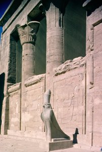 Pohled na pískovcové průčelí Horova chrámu od Egyptian Ptolemaic Period