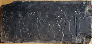 Egyptská antika: vápencová deska s nízkým reliéfem představující lisování lotosových květů, 8. až 7. století př. n. l. (reliéf)