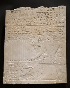 Reliéf z hrobky Khnumti, asi 2345-2184 př. n. l. (bílý vápenec)