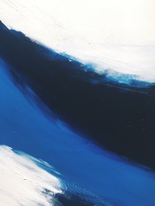 Abstraktní dílo „Deep Blue Wave“ od Ejaaz Haniff