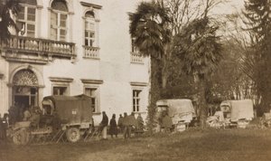 Album první světové války ve Friuli-Venezia Giulia: příjezd sanitky se zraněnými do Villa Brazzà, domov 17 válečné nemocnice v Soleschiano Manzano, 25. 11. 1915 (černobílá fotografie) od Elena Bianconcini
