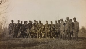 Album první světové války ve Friuli-Venezia Giulia: skupinový portrét vojáků pěchoty 112.mo se dvěma kulomety poblíž River Tower od Elena Bianconcini