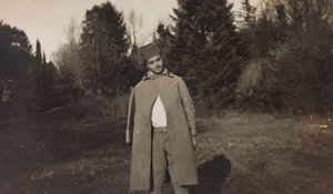 Album první světové války ve Friuli-Venezia Giulia: portrét rakouského zajateckého kadeta ve Villa Brazzà, kde sídlí 17 válečná nemocnice v Soleschiano Manzano (černobílá fotografie) od Elena Bianconcini