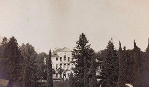 Album první světové války ve Friuli-Venezia Giulia: pohled na Villa Brazzà, domov 17 válečné nemocnice v Soleschiano Manzano, fotografie pořízená z kostelní věže, 01-04/1916 (č/b fotografie) od Elena Bianconcini