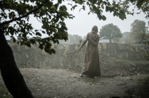 Sofia at the cliffs, 2016 (sítotisk) od Elinleticia Högabo