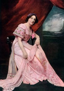 Edith Clegg, 1911-1912 od Elliott and Fry