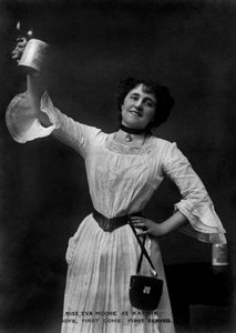 Eva Moore jako Kathie ve filmu Kluci, kdo dřív přijde, je dřív na řadě, 1903.