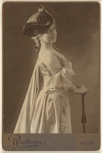 [Neznámá žena v tmavém klobouku, stojící, s rukama opřenýma o vycházkovou hůl] od Emile Auguste Reutlinger