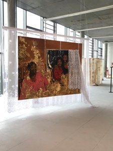 Matrilineality, 2019, olej, akryl, látka, tisk a imitace plátkového zlata na plátně od Emma Prempeh
