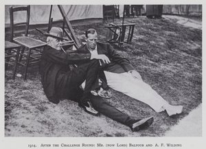 1914, Po závodě Challenge Round, pan (nyní lord) Balfour a A F Wilding (čb fotografie) od English Photographer