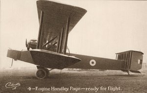 4motorové letadlo Handley Page, připravené k letu (černobílá fotografie) od English Photographer
