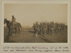 4.: Bn. Worcestershire Regt. pochodující z bojové oblasti po ‚CAMBRAI‘ 1917, přičemž utrpěl těžké ztráty od English Photographer