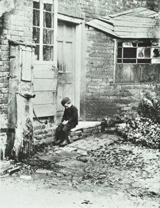 Chlapec ve Frogmore, Londýn, 1888 od English Photographer