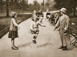 Dívka přeskakující v Hyde Parku nebo Kensington Gardens, z nádherného Londýna, vydáno 1926-27 (hlubotisk) od English Photographer
