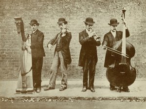 Skupina pouličních muzikantů od English Photographer