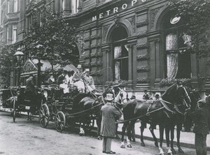 Koňský povoz na ulici před hotelem Metropole od English Photographer