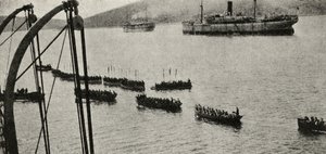 Vyloďovací jednotka opouštějící transporty na břeh během tažení na Gallipoli, z „Velké války: Historie“, svazek III, 1916 od English Photographer