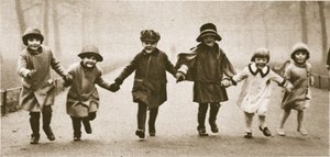 Řada dobře oblečených dětí běžících v Hyde Parku z Wonderful London, publikovaná 1926-27 (hlubotisk) od English Photographer
