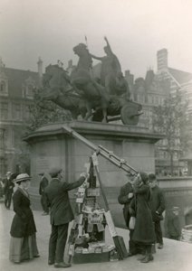 Muž prodávající pohledy přes dalekohled od English Photographer