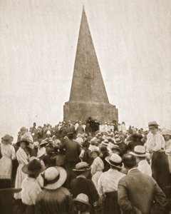 Malebný starý zvyk v St. Ives: The Old Hundredth at the John Knill Obelisk, from The Illustrated War News, 2. srpna 1916 (sépiová fotografie) od English Photographer
