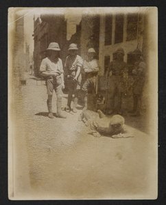 Vězeň pod ozbrojenou stráží v zahradě Ram Bagh, z Views of Amritsar, včetně následků nepokojů od English Photographer
