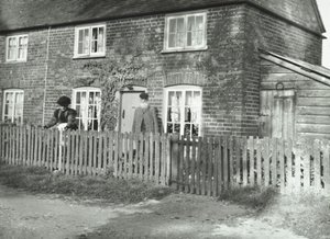 Venkovská scéna v oblasti Wandsworth se starším párem v zahradě chaty, Londýn, 1895 od English Photographer
