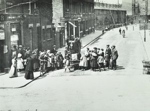 Pouliční varhaník v Putney, Londýn, 1886 od English Photographer