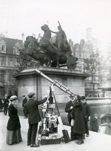 Dalekohled pro pohled na Big Ben na nábřeží u sochy Boadicea od English Photographer