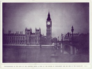Pohled na budovy parlamentu a Big Ben v paprscích měsíce lovců, během výpadku proudu, z The Illustrated War News, publikovaných 8. listopadu 1939 od English Photographer