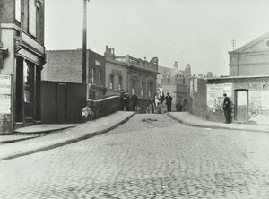 Bílý kůň cestuje po Rhodeswell Road směrem k Old Victory Bridge, 1895 od English Photographer