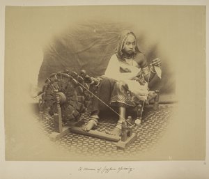 Točící se žena z Jeypore, kolem roku 1890 (černobílá fotografie) od English Photographer