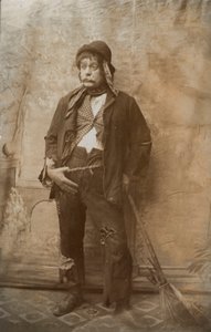 Herec převlečený za uklízeče ulic (čb fotografie) od English Photographer