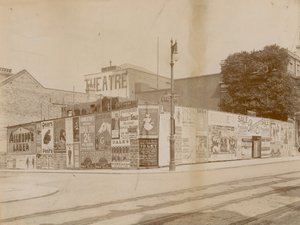 Reklamy na rohu Latchmere Road a Lavender Hill, Wandsworth, Londýn od English Photographer