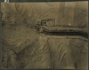 Letecký snímek se zákopy z první světové války, 1917 od English Photographer