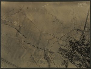 Letecká fotografie se zákopy z první světové války, 1918 od English Photographer