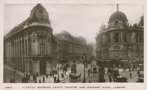 Aldwych ukazuje divadlo Gaiety a hotel Waldorf od English Photographer