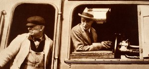 Strojvůdce předává králi Edwardu VIII. v Kanadě, 20. léta 20. století od English Photographer
