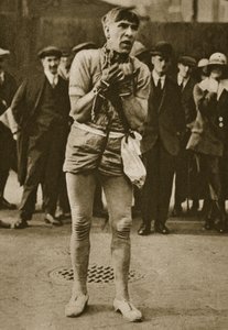 Herec převlečený za Houdiniho před divadelními dveřmi (sépiová fotografie) od English Photographer