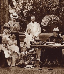 V Osborne House na ostrově Wight s královnou Viktorií (čb fotografie) od English Photographer