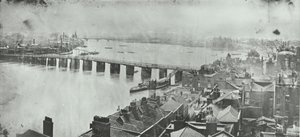 Battersea Bridge: pohled z Chelsea Church Tower, 1875 od English Photographer