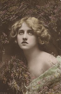 Krásná dívka obklopená zřejmě vřesem (foto) od English Photographer